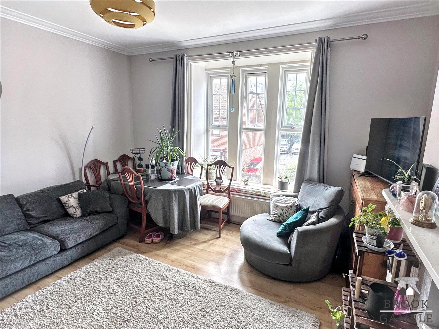 2 Bedroom Flat - Purpose Built. 24 Church Street in Old Town,  3